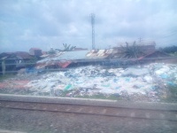 Tumpukan Sampah di Dekat Rel Menuju Stasiun Tawang